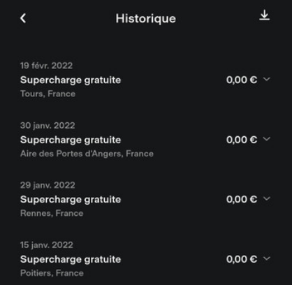 Exemple de l'application TESLA qui conserve un historique des lieux de chargement de la voiture. 